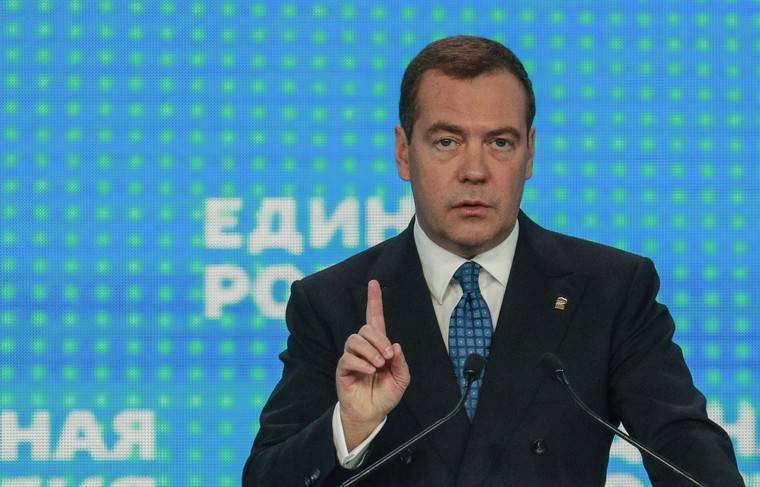 Владимир Путин - Песков рассказал, как Медведев принял решение об отставке правительства - news.ru