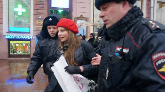 Дмитрий Гусев - Задержаны еще двое пикетирующих в Петербурге - piter.tv - Санкт-Петербург
