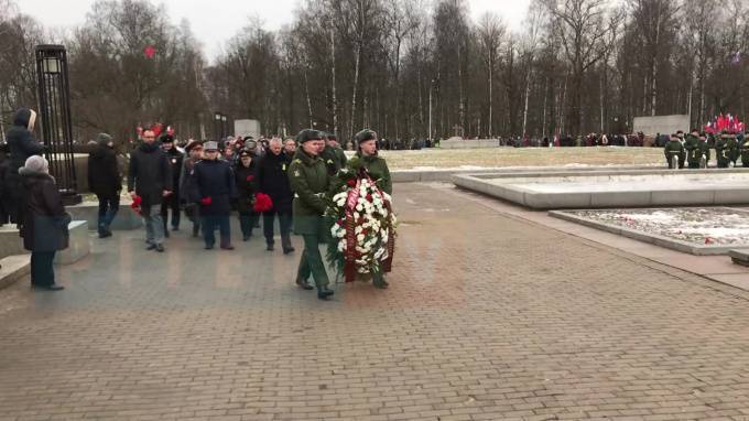В День снятия блокады Ленинграда на Серафимовском кладбище возложили цветы - piter.tv - Смоленск - Санкт-Петербург