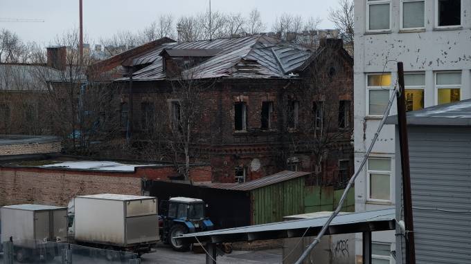 На Рощинской сносят здание бывшей елочной фабрики - piter.tv