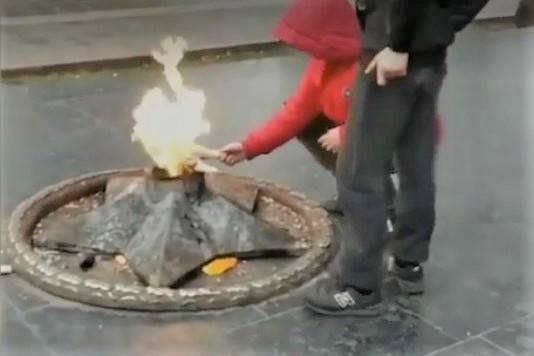 Подростки в Махачкале пожарили курицу на Вечном огне - vm.ru - Махачкала