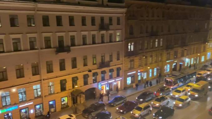 Видео: из-за неработающего светофора на Невском образовалась пробка - piter.tv - Санкт-Петербург