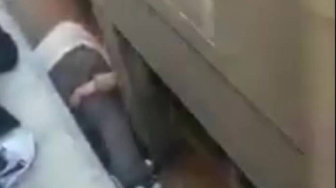 Видео: Египтянин накрыл своим телом дочь, упавшую под поезд - piter.tv - Египет