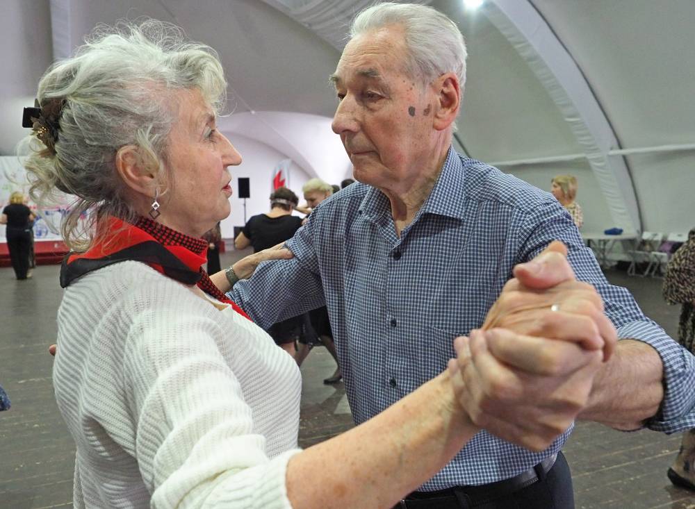 Участники «Московского долголетия» посетили первое занятие по бальным танцам - vm.ru - Москва