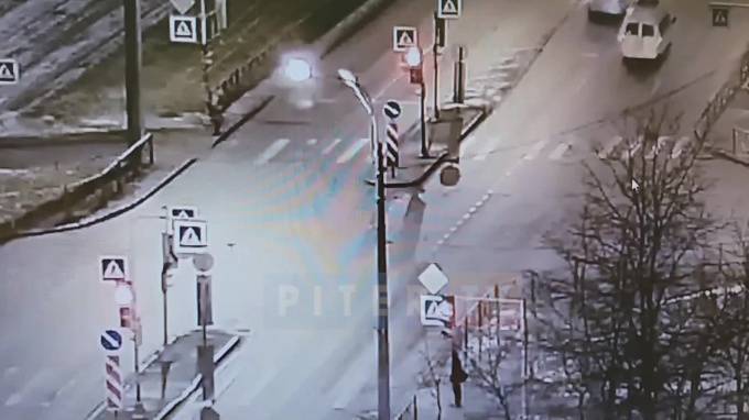 Видео: на Здоровцева столкнулись лбами два авто - piter.tv