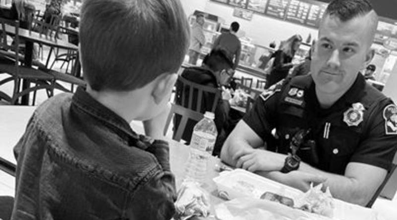 5-летний ребенок увидел в фуд-корте одиноко обедавшего офицера – и решил подбодрить его разговором - usa.one - штат Небраска