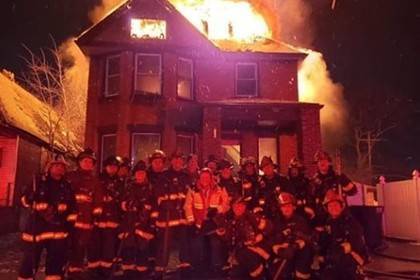 Пожарных раскритиковали за групповой снимок у горящего дома - lenta.ru - США - шт. Мичиган - Детройт