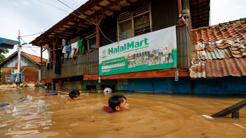 Число жертв наводнения в Индонезии увеличилось до 43 - russian.rt.com - Индонезия - Jakarta