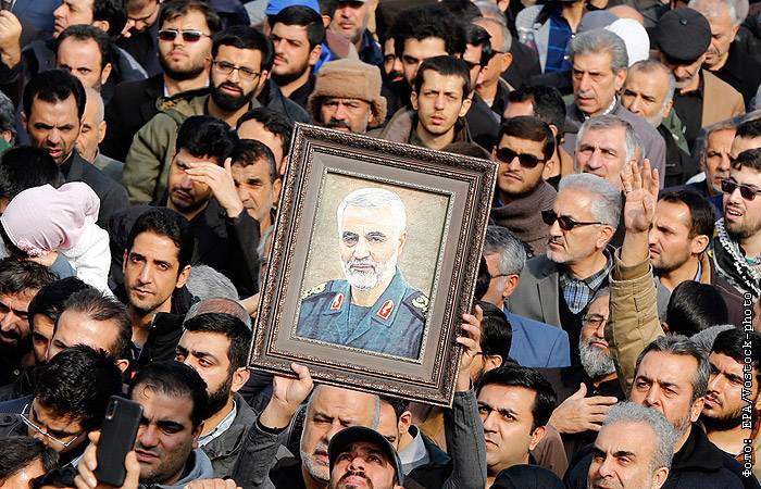 Иран - Иранцы вышли на улицы почтить память убитого генерала Сулеймани - interfax.ru - Москва - Тегеран