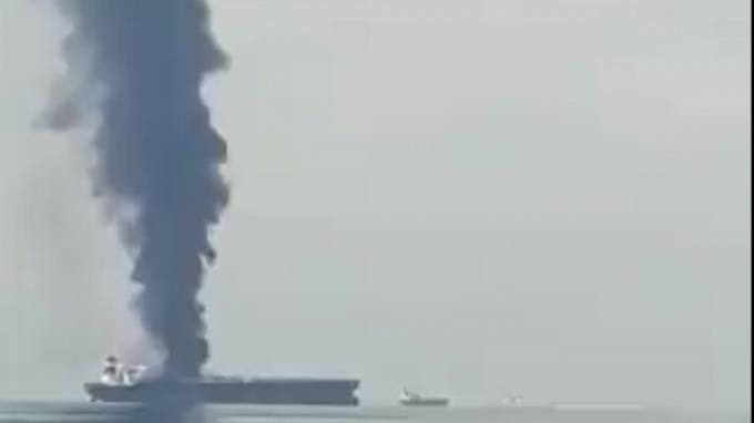 Видео: У берегов ОАЭ горит танкер с нефтью - piter.tv - Эмираты