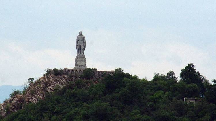 Болгария - Вандалы облили краской памятник советскому солдату «Алеша» в Болгарии - polit.info