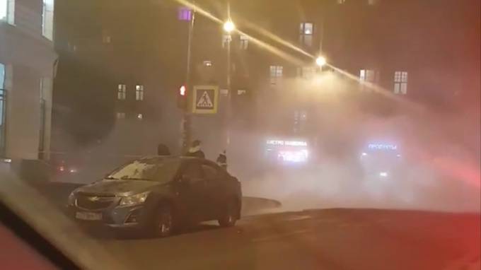 Старорусская улица оказалась в пару из-за прорыва трубы - piter.tv - Санкт-Петербург