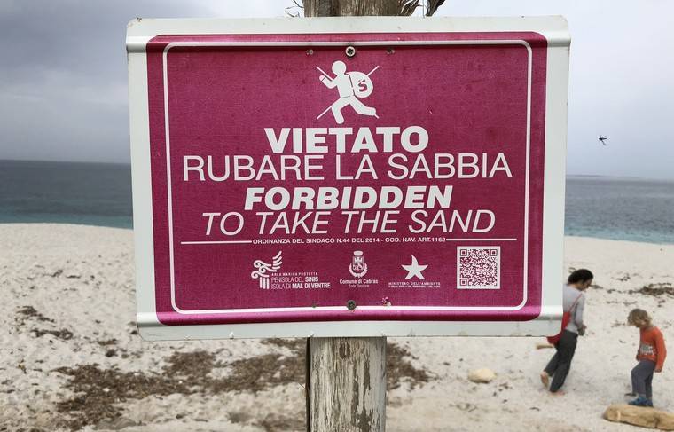 Туристы за год увезли с пляжей Сардинии десятки тонн песка - news.ru - Италия