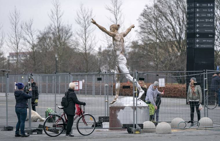Шведские фанаты повредили статую Ибрагимовича на его родине - news.ru - Швеция - Стокгольм