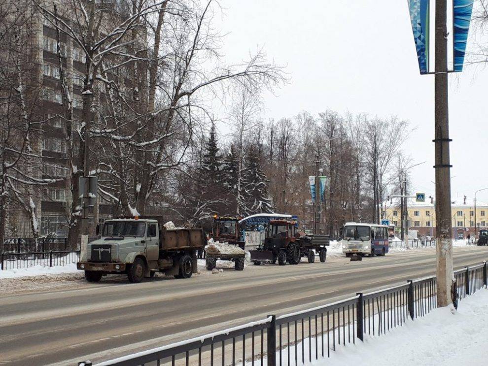 16 единиц техники по уборке снега работало в минувшие сутки на дорогах города - gorodglazov.com