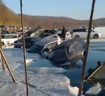 На Дальнем Востоке три десятка машин провалились под лед - nakanune.ru