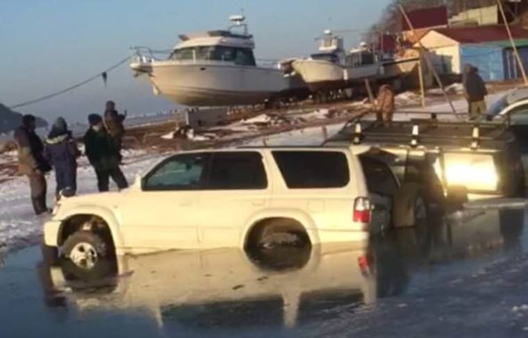 Владельцам провалившихся под лёд во Владивостоке машин выпишут штрафы - news.ru