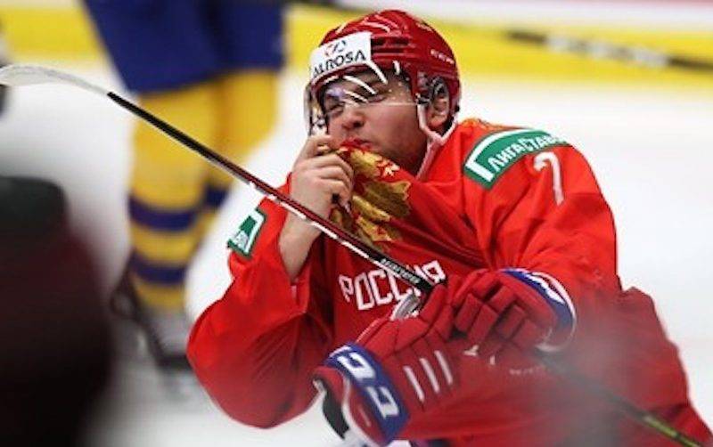 Александр Хованов - Швеция - Российский хоккеист поцеловал герб и вызвал недоумение у шведов - bloknot.ru - Россия