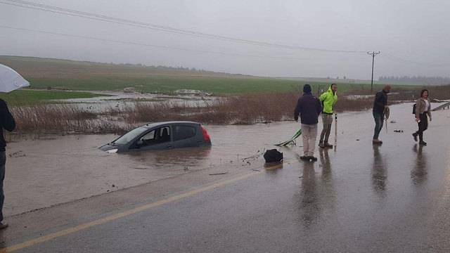 Наводнения на севере Израиля: машина с детьми ушла под воду, мужчину смыло потоком - vesty.co.il - Израиль - округ Хайфский