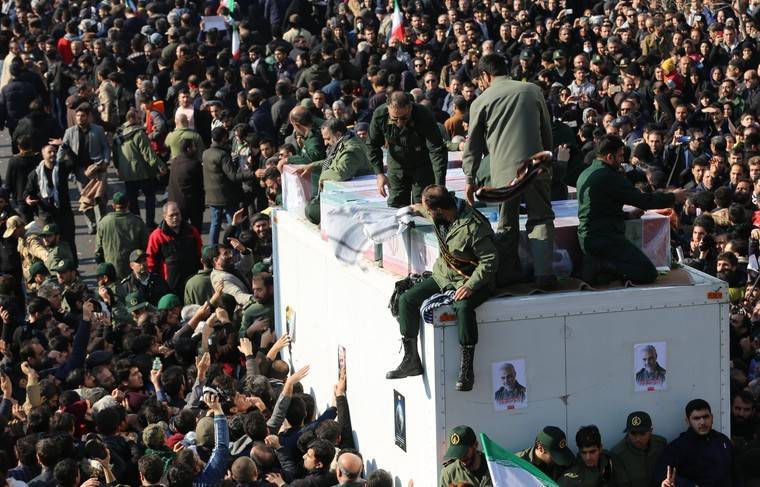 Проститься с Сулеймани вышли десятки тысяч иранцев - news.ru - США - Иран