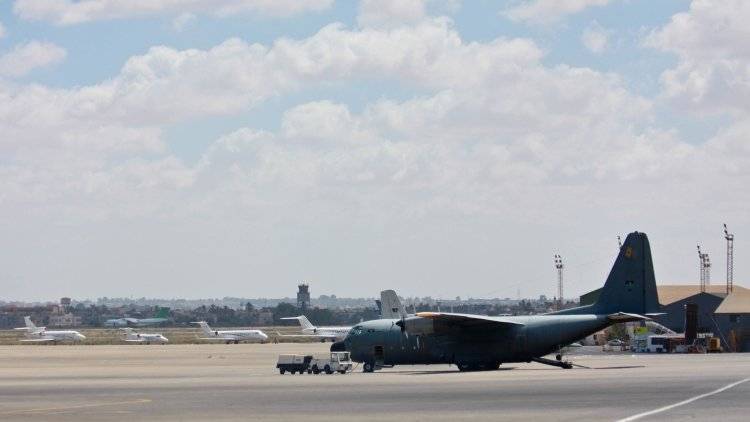 Ахмед Аль-Мисмарь - ЛНА блокировала аэропорт Триполи из-за переброски через него боевиков из Турции - polit.info - Турция - Ливия - Триполи
