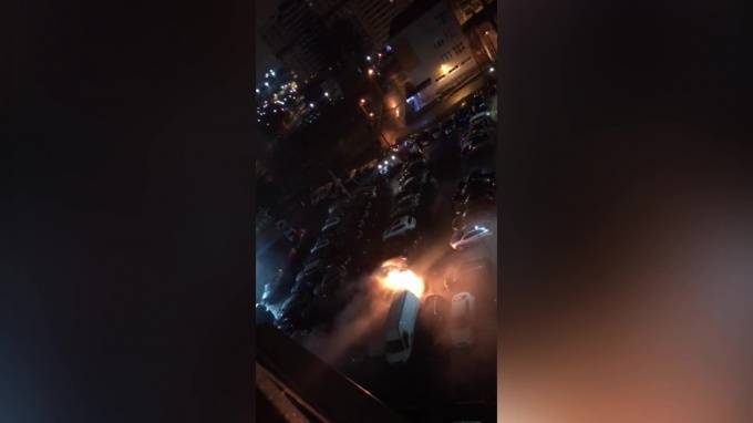 В Красногвардейском районе на парковке горел автомобиль - piter.tv - Санкт-Петербург - район Красногвардейский, Санкт-Петербург