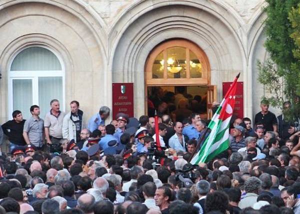 Рауль Хаджимба - Ахра Авидзба - В Абхазии протестующие штурмуют администрацию президента - nakanune.ru - Апсны
