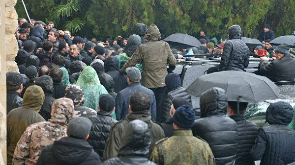 Ахра Авидзба - В Абхазии протестующие штурмуют администрацию президента - theins.ru - Апсны