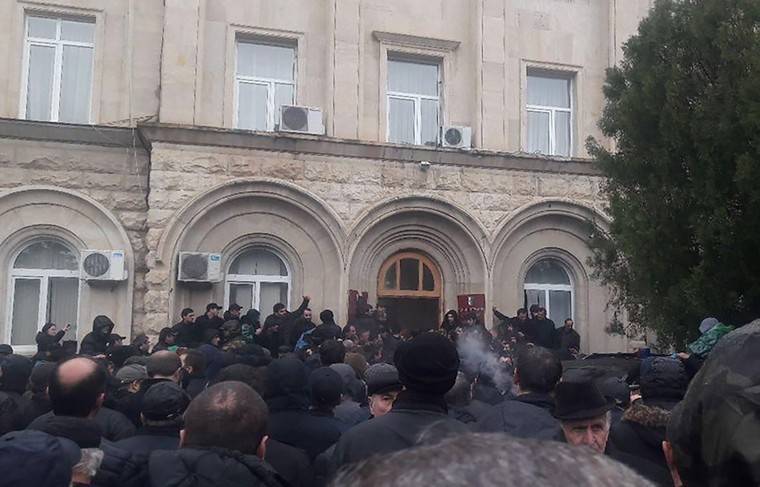 Несколько митингующих прорвались в здание администрации главы Абхазии - news.ru - Апсны - район Гагрский