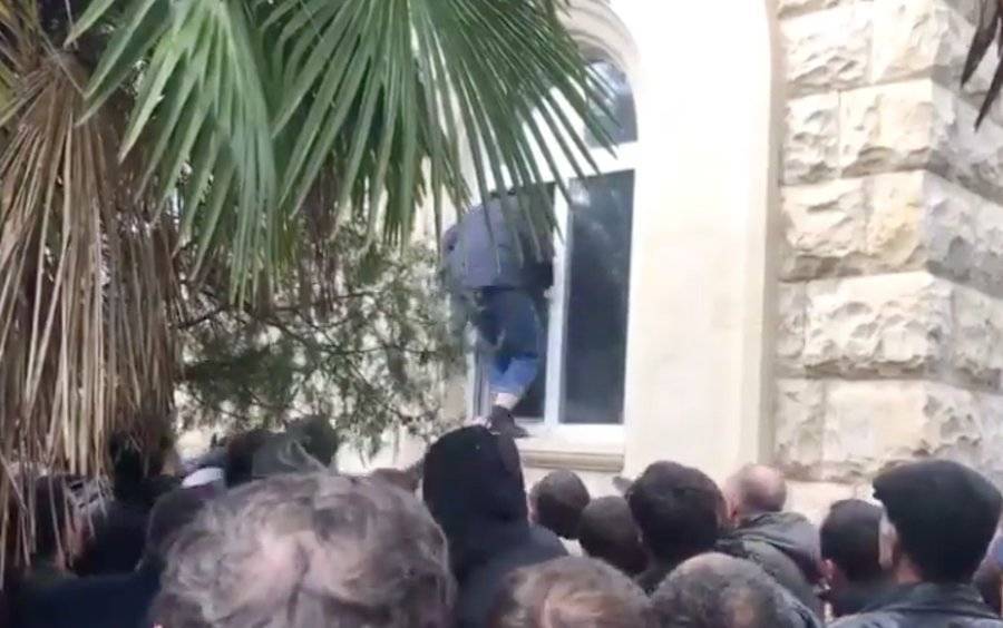 Ахра Авидзба - Протестующие ворвались в здание администрации президента Абхазии - m24.ru - Апсны