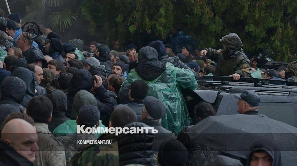 Рауль Хаджимбы - В администрации президента Абхазии расценили протесты как попытку госпереворота - kommersant.ru - Апсны