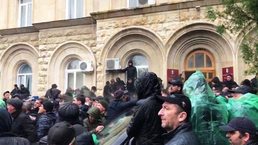 Рауль Хаджимбы - Действия оппозиции в центре столицы Абхазии названы попыткой госпереворота - 5-tv.ru - Апсны