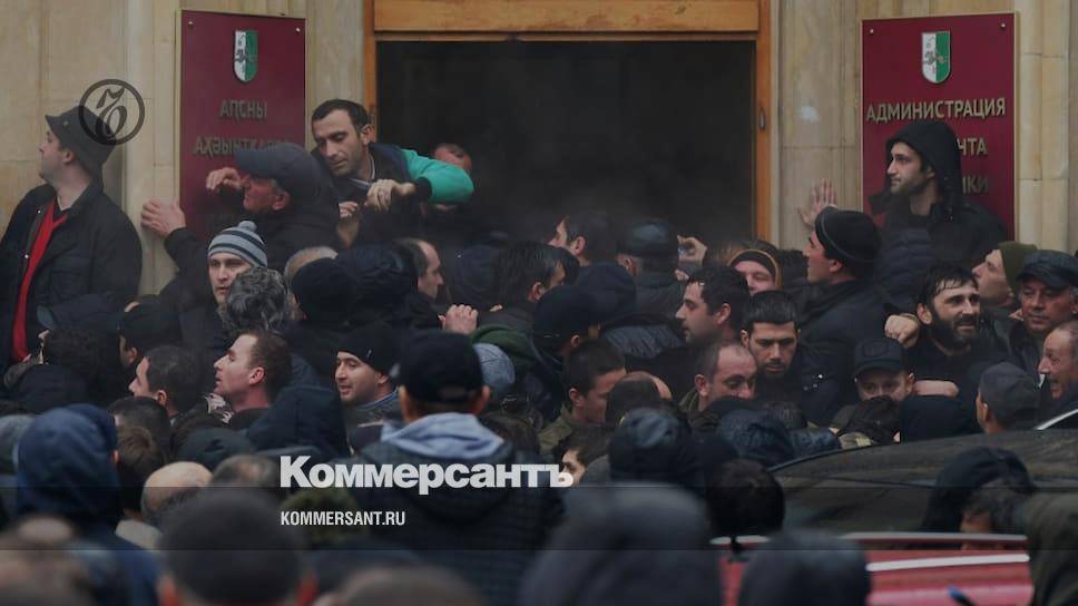 Ахра Авидзба - Митингующие заняли здание администрации президента Абхазии - kommersant.ru - Апсны