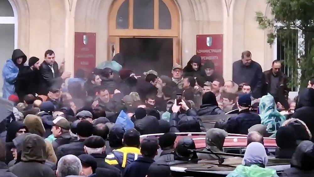 Рауль Хаджимбы - Опубликовано видео штурма администрации президента Абхазии - tvc.ru - Апсны