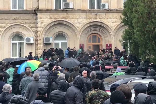 Рауль Хаджимбы - «Людей убивают в центре города»: экс-представитель главы Абхазии рассказал о протестах - infox.ru - Апсны