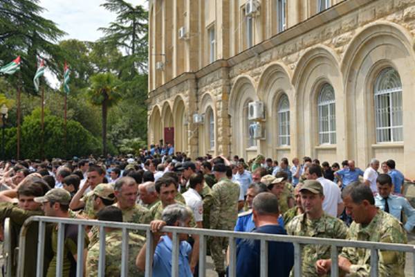 Рауль Хаджимбы - Оппозиция заблокировала здание администрации президента и парламента Абхазии - govoritmoskva.ru - Апсны