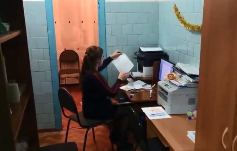Учителя школы в Красноярском крае вынуждены работать в туалете - news.ru