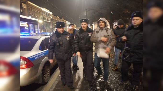 Снова арест: активист "Бессрочного протеста" вернулся на пикет - piter.tv