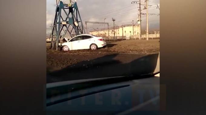 На Витебском проспекте иномарка припарковалась в ЛЭП - piter.tv - Витебск