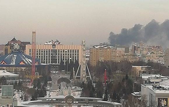 В Тюмени во дворе на улице Свободы сгорел брошенный автобус - znak.com - Тюмень - Тюменская обл.