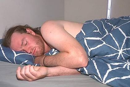 Мужчина проспал 41 день подряд из-за редкой болезни - lenta.ru - Австралия