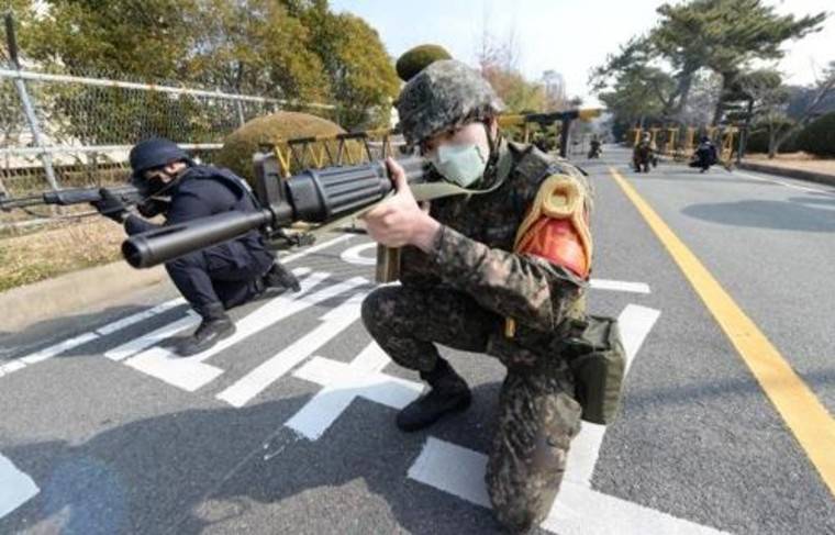 В Южной Корее 740 военных поместили на карантин из-за коронавируса - news.ru - Китай - Гонконг - Макао