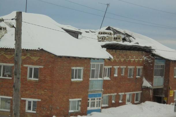 В Усть-Цильме крыша жилого дома не выдержала тяжести снега - bnkomi.ru - район Усть-Цилемский