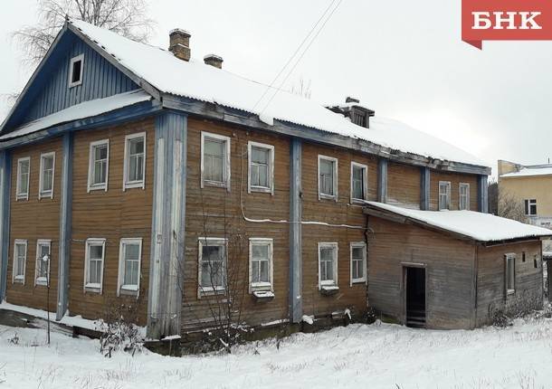 Александр Ефремов - Спецкомиссия обследует ветхий дом в Койгородке после публикации на БНК - bnkomi.ru