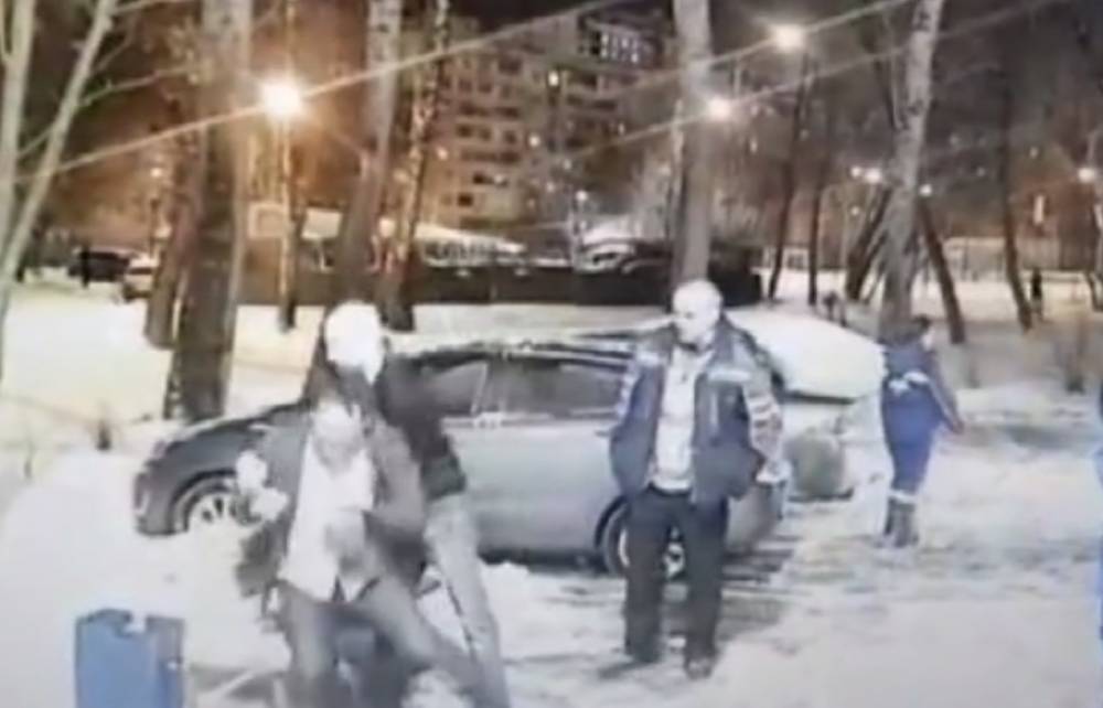 Появилось видео задержания пьяного мужчины, напавшего в Москве на фельдшера - vm.ru - Москва - район Свиблово - Нападение