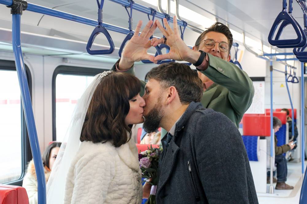 Два сотрудника ЦППК сыграли свадьбу в поезде «Иволга» в День всех влюбленных - vm.ru