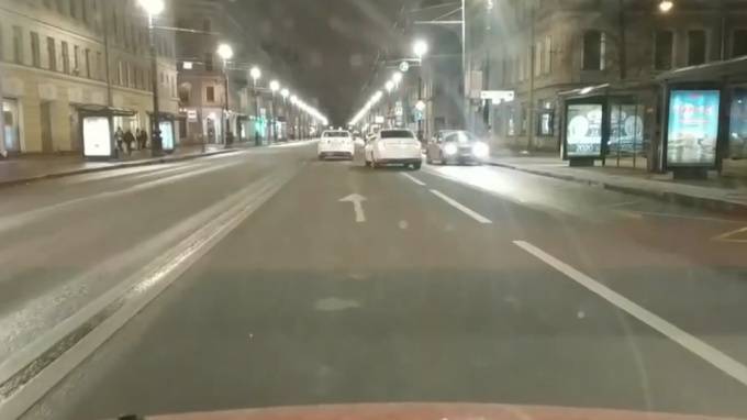 Водитель стал свидетелем едва не случившейся аварии на Невском проспекте - piter.tv