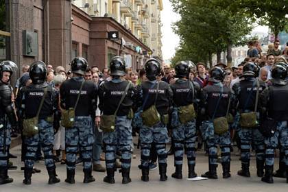 Виктор Бондарев - Стало известно о наказании разгонявших московские митинги полицейских - lenta.ru