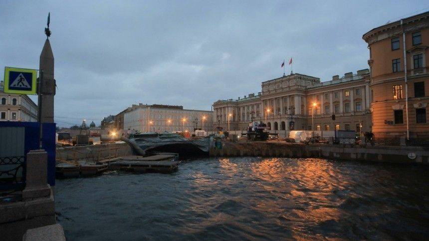 В Петербурге затопило детский центр и повалило деревья — непогода обрушилась на город | Новости | Пятый канал - 5-tv.ru - Санкт-Петербург - р-н Приморский