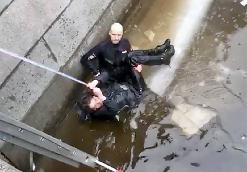 Дмитрий Зайцев - В Петербурге наградили полицейского, который спас мужчину из-подо льда - tvc.ru - Санкт-Петербург